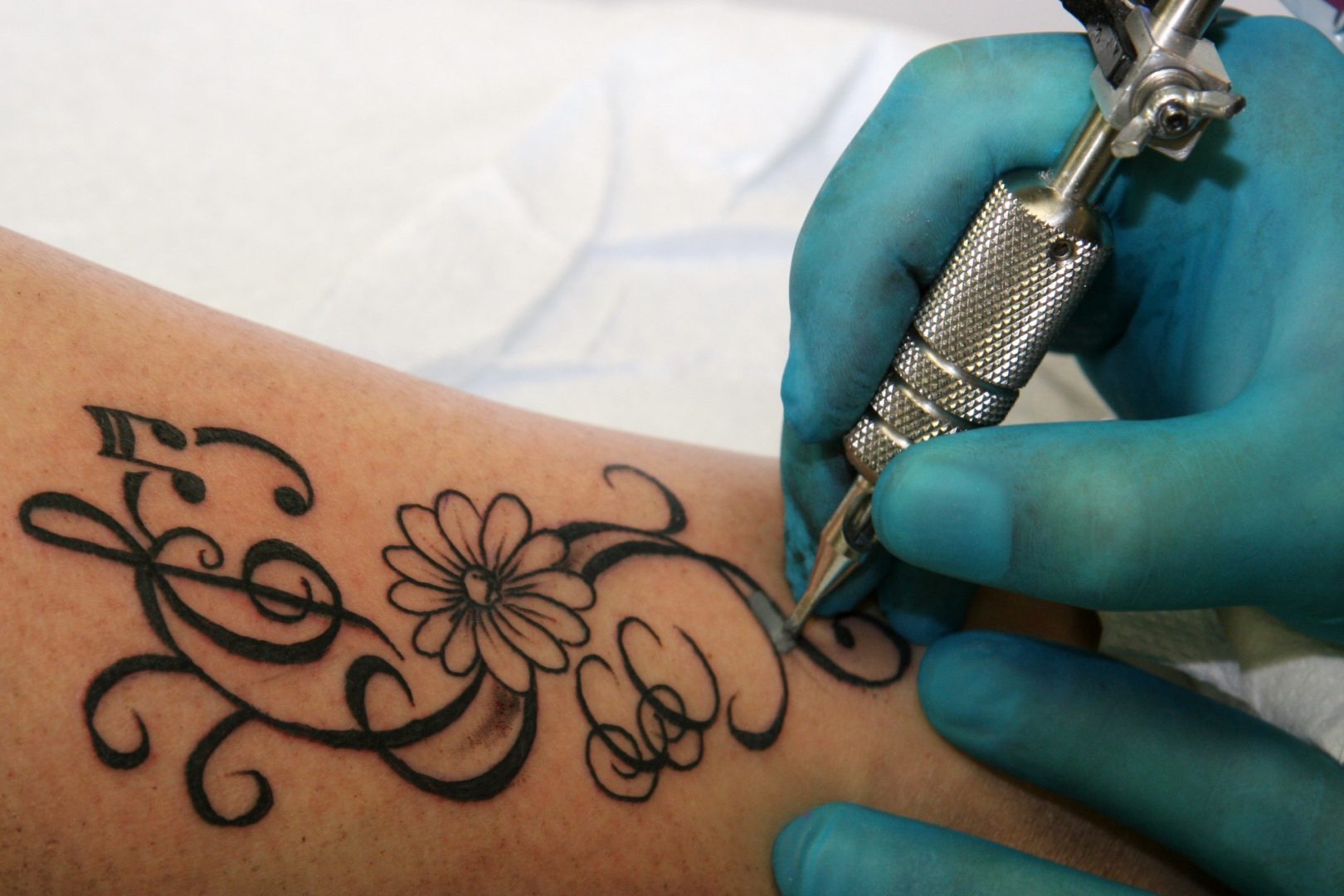 Un tatuator din Singapore a invatat meserie in Romania