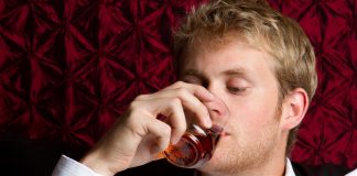 Oamenii inteligenţi consumă mai mult alcool. De ce?