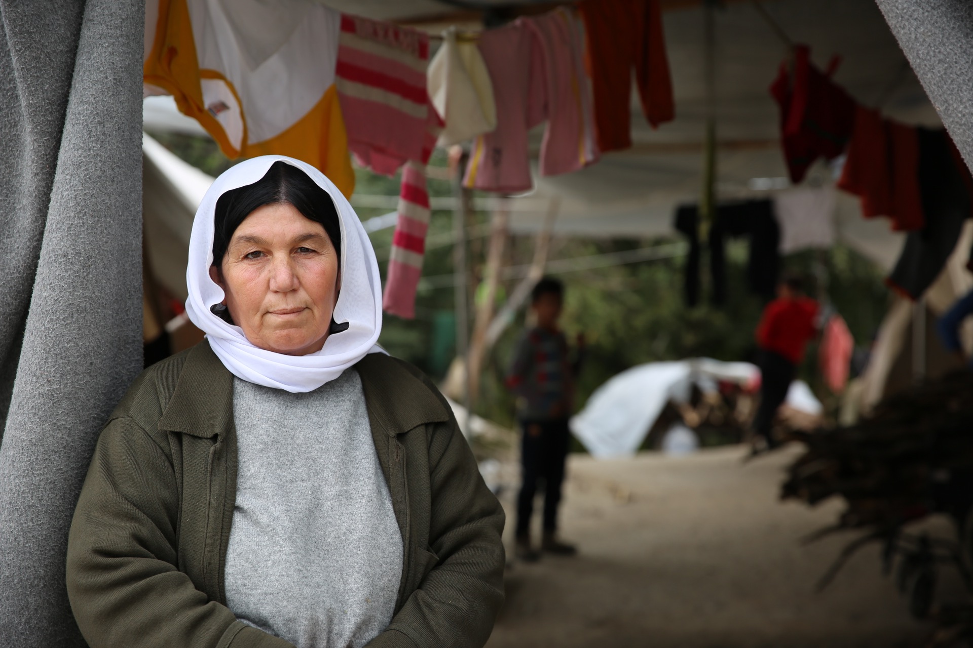 În tradiţia yazidită, albul este simbolul păcii și predomină în portul feminin. (©Alina Kartman | Semnele timpului)