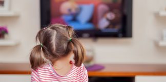 Televizorul – un baby-sitter dăunător Televizor, baby-sitter, fetita, desene animate