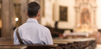 Incertitudinile omului religios Incertitudinile omului religios bărbat biserică